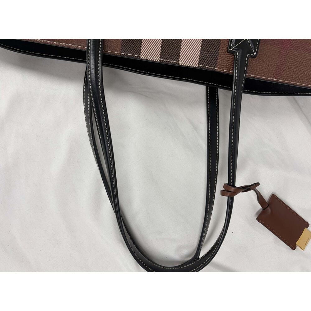 The Burberry Medium Check Tote in Dark Birch Brown SPB JA-369520 - Picture 15 of 16